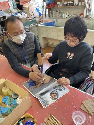 銅板をたたいているところ