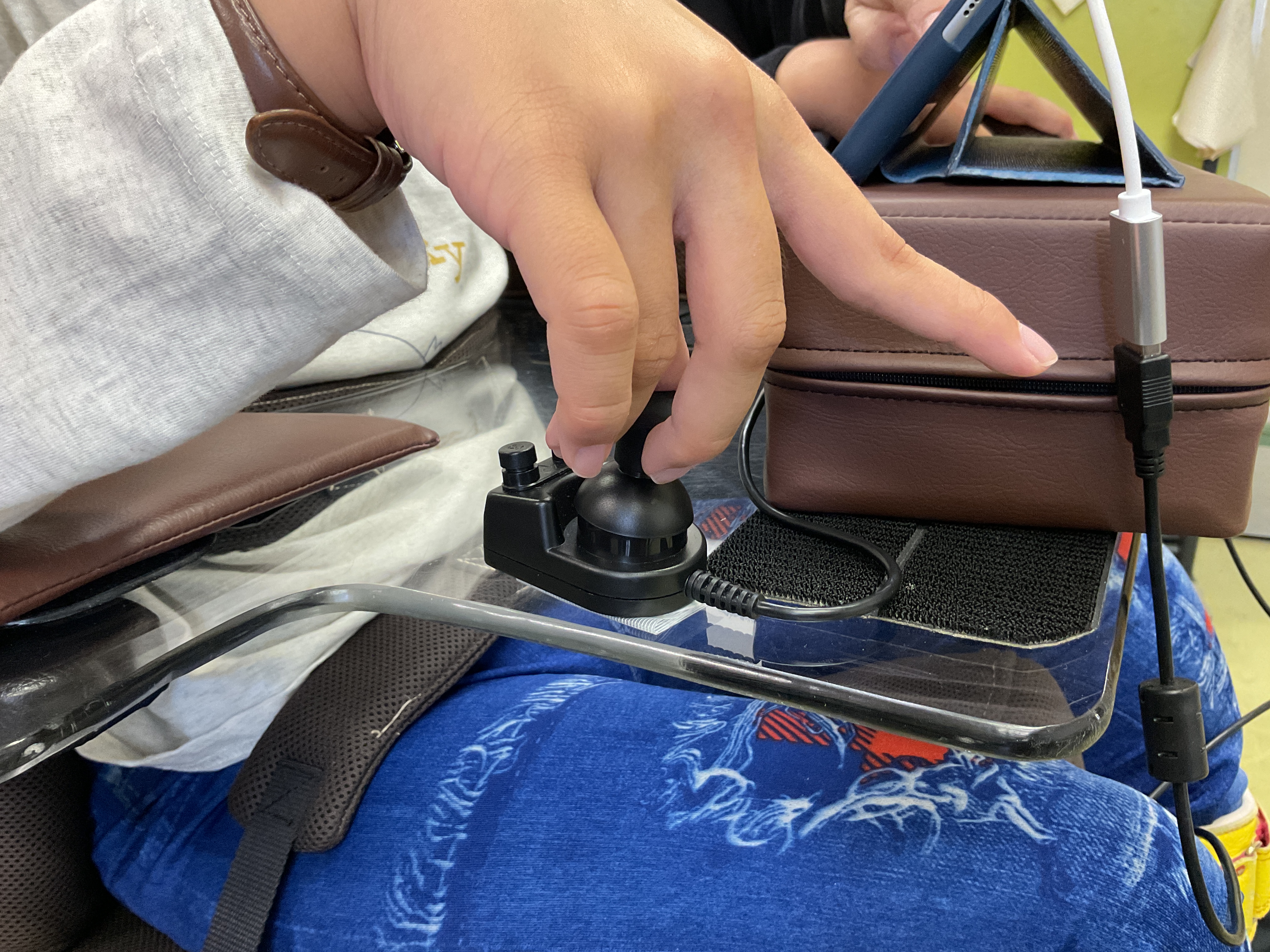 ジョイスティックを操作している様子