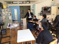 自分に合った装置を使ってゲームをしている様子