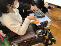 フレックスコントローラーでキャラクターを操作しているところ