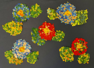 小学部３組　エコキャップフラワー