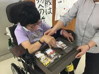 お菓子を入れ物の中に並べている様子