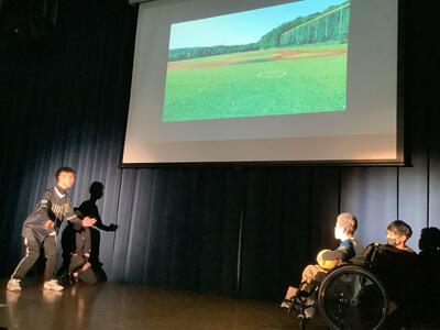 野球少年がキャッチボールしている所